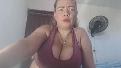 Snapshot of bustyamanda_ chatting on 05-26-26, 01:29 Amanda online show from 05-26-26, 01:29