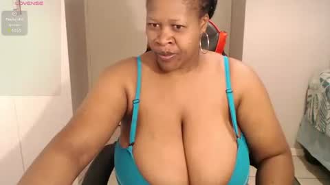 Snapshot of bustylisa85 chatting on 12-15-24, 03:13 lisa online show from 12-15-24, 03:13