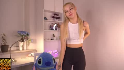 Snapshot of butteflai chatting on 11-21-25, 01:43 butteflai online show from 11-21-25, 01:43