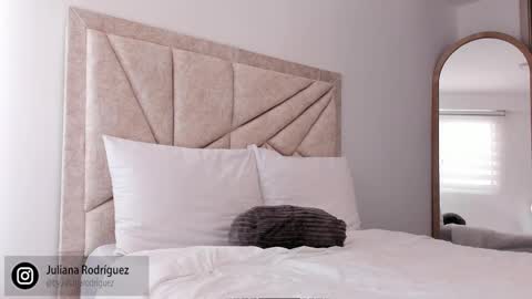 Snapshot of by_juliana chatting on 09-18-25, 08:22 online show from 09-18-25, 08:22