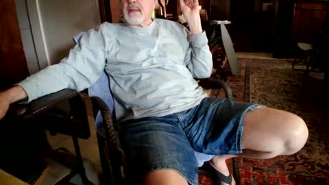 Snapshot of cali1962 chatting on 02-19-25, 07:48 Cal online show from 02-19-25, 07:48