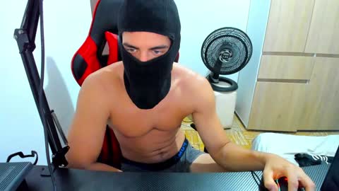 Snapshot of calihotcaliente27 chatting on 02-05-25, 01:33 calihotcaliente27 online show from 02-05-25, 01:33