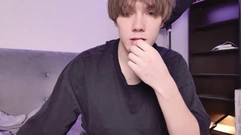 Snapshot of callmenineoneseven chatting on 10-19-25, 09:32 Nick online show from 10-19-25, 09:32