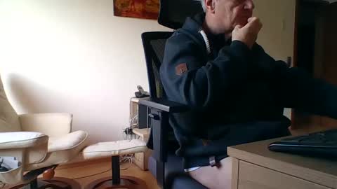 Snapshot of camcologne chatting on 12-23-24, 11:25 camcologne online show from 12-23-24, 11:25