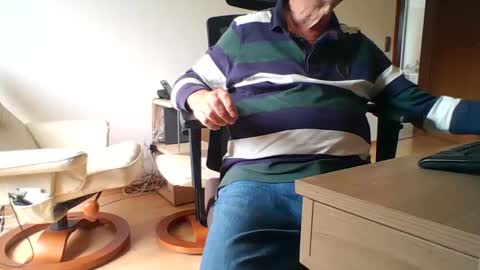 Snapshot of camcologne chatting on 09-26-25, 09:35 camcologne online show from 09-26-25, 09:35