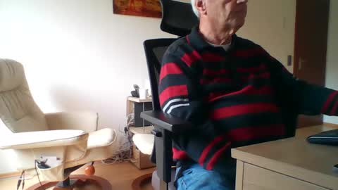 Snapshot of camcologne chatting on 12-17-25, 09:48 camcologne online show from 12-17-25, 09:48