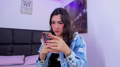 Snapshot of camila_coxx chatting on 12-21-24, 04:52 s online show from 12-21-24, 04:52