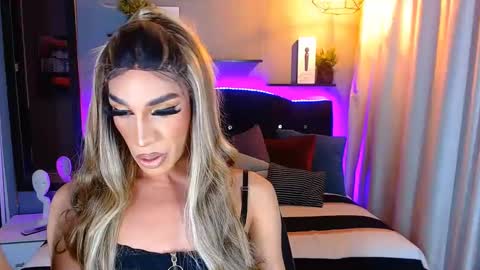 Snapshot of camila_hoottie chatting on 01-23-25, 05:02 Camila online show from 01-23-25, 05:02