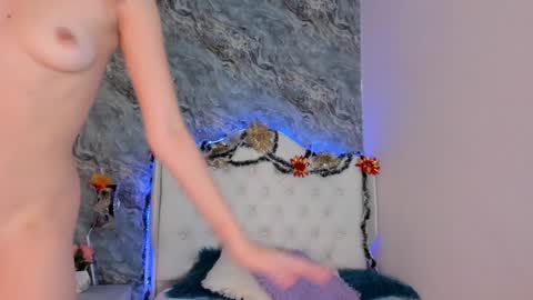 Snapshot of camillen_pettid chatting on 01-05-25, 01:56 C A M I L L E N Help me get to the top online show from 01-05-25, 01:56