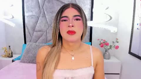 Snapshot of camirauxx chatting on 06-15-26, 10:01 camirauxx online show from 06-15-26, 10:01