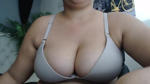 Snapshot of candiapole chatting on 09-19-25, 01:01 Candy online show from 09-19-25, 01:01