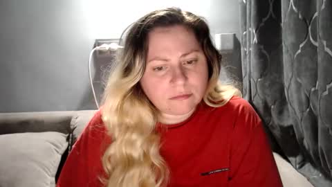 Snapshot of candycream74 chatting on 04-21-26, 01:42 Laura online show from 04-21-26, 01:42