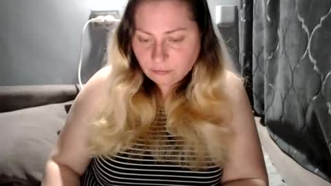 Snapshot of candycream74 chatting on 06-11-26, 09:57 Laura online show from 06-11-26, 09:57