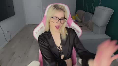 You can call me HH online show from 04-06-26, 01:34