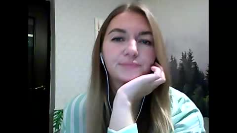 Snapshot of candyolime chatting on 10-15-25, 08:53 Daisy online show from 10-15-25, 08:53