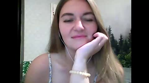 Snapshot of candyolime chatting on 10-17-25, 08:33 Daisy online show from 10-17-25, 08:33