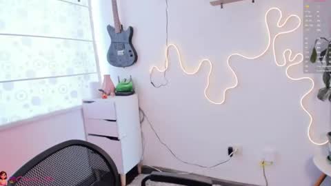Snapshot of candyxpeach chatting on 06-17-26, 05:03 Camilla online show from 06-17-26, 05:03