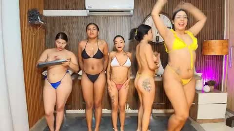 Snapshot of canelasquirtxxx chatting on 02-02-26, 11:14 Sara online show from 02-02-26, 11:14