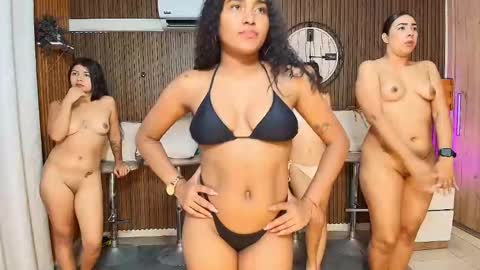 Snapshot of canelasquirtxxx chatting on 02-25-26, 11:36 Sara online show from 02-25-26, 11:36