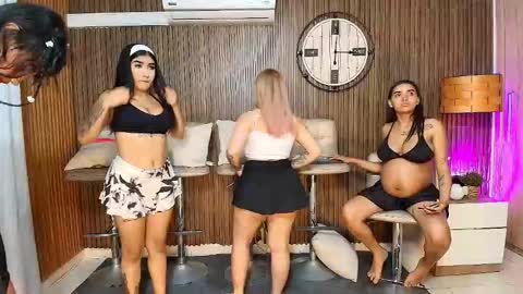 Snapshot of canelasquirtxxx chatting on 02-28-26, 12:06 Sara online show from 02-28-26, 12:06