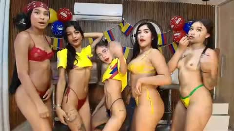 Snapshot of canelasquirtxxx chatting on 06-27-26, 12:22 Sara online show from 06-27-26, 12:22