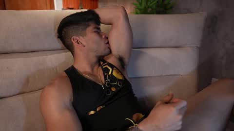 Snapshot of capizzi_ chatting on 10-07-25, 07:33 David Capizzi online show from 10-07-25, 07:33