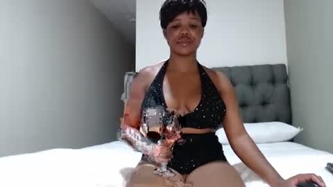 Snapshot of caramelbbe chatting on 02-21-25, 04:18 fifi online show from 02-21-25, 04:18