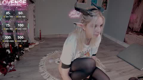 Snapshot of careful_i_bite chatting on 10-27-25, 05:55 NONA follow online show from 10-27-25, 05:55