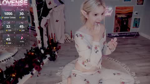 Snapshot of careful_i_bite chatting on 11-13-25, 05:28 NONA follow online show from 11-13-25, 05:28