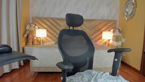 Snapshot of carla_santini chatting on 12-21-24, 11:56 Carla Santini online show from 12-21-24, 11:56