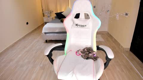 Snapshot of carleewinter chatting on 12-14-24, 11:01 Alejandra online show from 12-14-24, 11:01