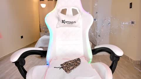 Snapshot of carleewinter chatting on 12-15-24, 02:30 Alejandra online show from 12-15-24, 02:30