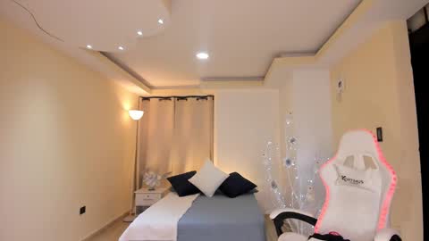 Snapshot of carleewinter chatting on 12-20-24, 03:58 Alejandra online show from 12-20-24, 03:58