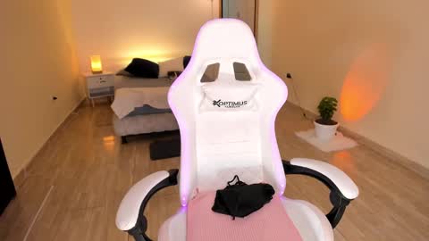 Snapshot of carleewinter chatting on 01-12-25, 04:31 Alejandra online show from 01-12-25, 04:31