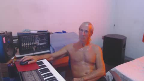 Snapshot of carlos2557 chatting on 02-18-26, 11:28 carlos online show from 02-18-26, 11:28