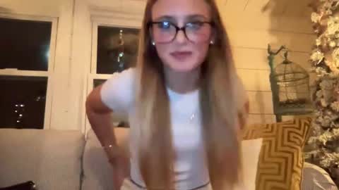 Snapshot of carlybora chatting on 11-06-25, 12:11 Carly Bora online show from 11-06-25, 12:11