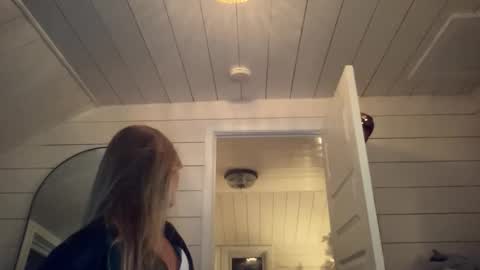 Snapshot of carlybora chatting on 11-25-25, 05:07 Carly Bora online show from 11-25-25, 05:07