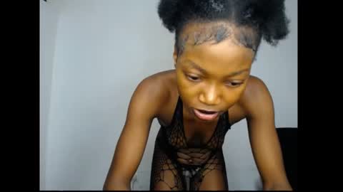 Snapshot of carobaby8 chatting on 06-23-26, 04:10 caroline online show from 06-23-26, 04:10