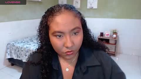 Snapshot of caroldelatorre chatting on 02-20-25, 10:04 Carol de la torre online show from 02-20-25, 10:04