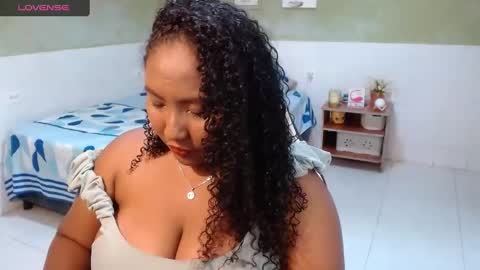 Snapshot of caroldelatorre chatting on 03-10-25, 08:56 Carol de la torre online show from 03-10-25, 08:56