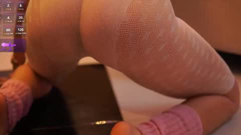 Snapshot of caroline_adams_ chatting on 12-19-25, 07:54 GMT-5 1600-2230 online show from 12-19-25, 07:54