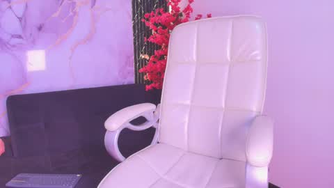 caroline_foster1 online show from 11-18-25, 12:09