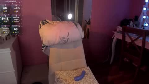 Snapshot of caroline_kiparis chatting on 05-13-26, 09:55 Caro online show from 05-13-26, 09:55