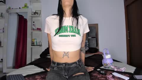 Snapshot of caroline_m8 chatting on 12-31-24, 03:45 CAROLINE online show from 12-31-24, 03:45