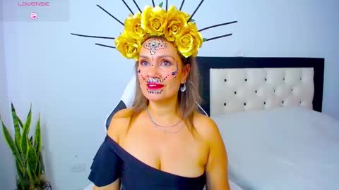 Snapshot of carolinnefiotti chatting on 10-31-25, 05:03 CarolinneFiotti online show from 10-31-25, 05:03