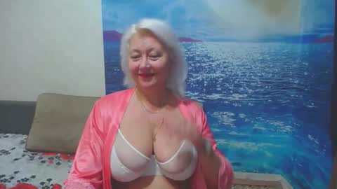 Snapshot of caroncapella chatting on 10-26-25, 11:27 VicunaCool online show from 10-26-25, 11:27