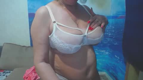 Snapshot of caroncapella chatting on 11-15-25, 02:35 VicunaCool online show from 11-15-25, 02:35