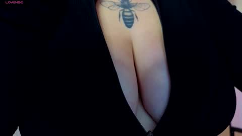 Snapshot of caseyrobbinss chatting on 10-11-25, 05:39 Casey Robbins online show from 10-11-25, 05:39