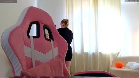 Snapshot of caseyrobbinss chatting on 10-30-25, 07:10 Casey Robbins online show from 10-30-25, 07:10