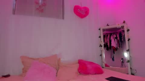 Snapshot of catalina_and_roger chatting on 01-27-25, 08:39 Cata y Roger online show from 01-27-25, 08:39